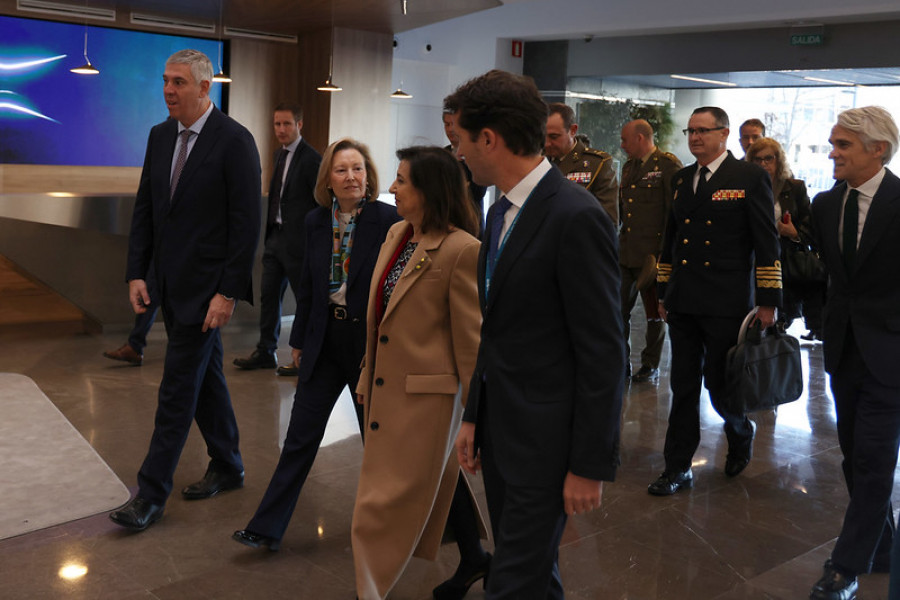 la ministra de defensa y la secretaria de estado de defensa, junto con el presidente y el ceo de indra. firma: mde