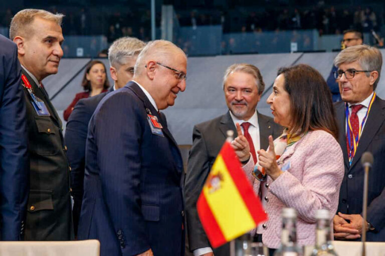 robles en una reunión de ministros de defensa de la otan. firma: mde